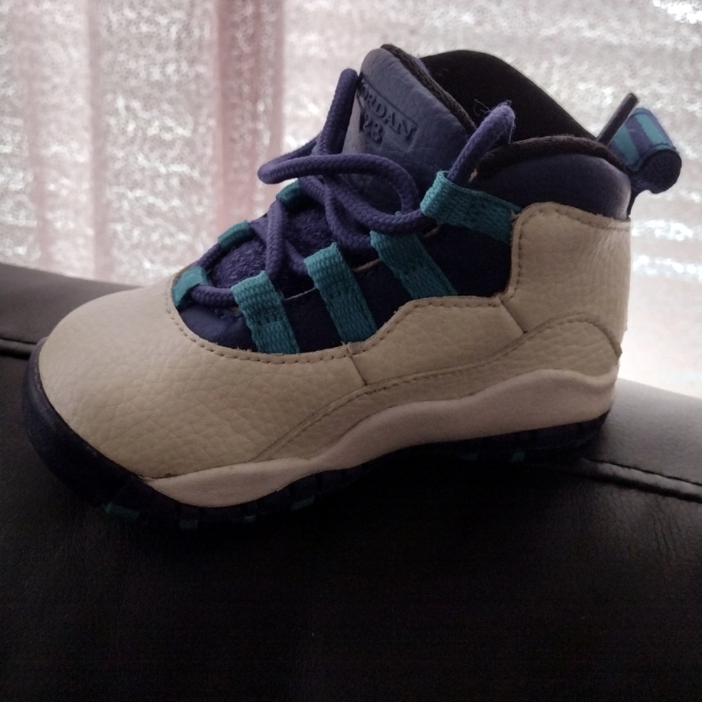Turquoise and dark blue Charlotte hornet Jordan a size 5c infant shoes